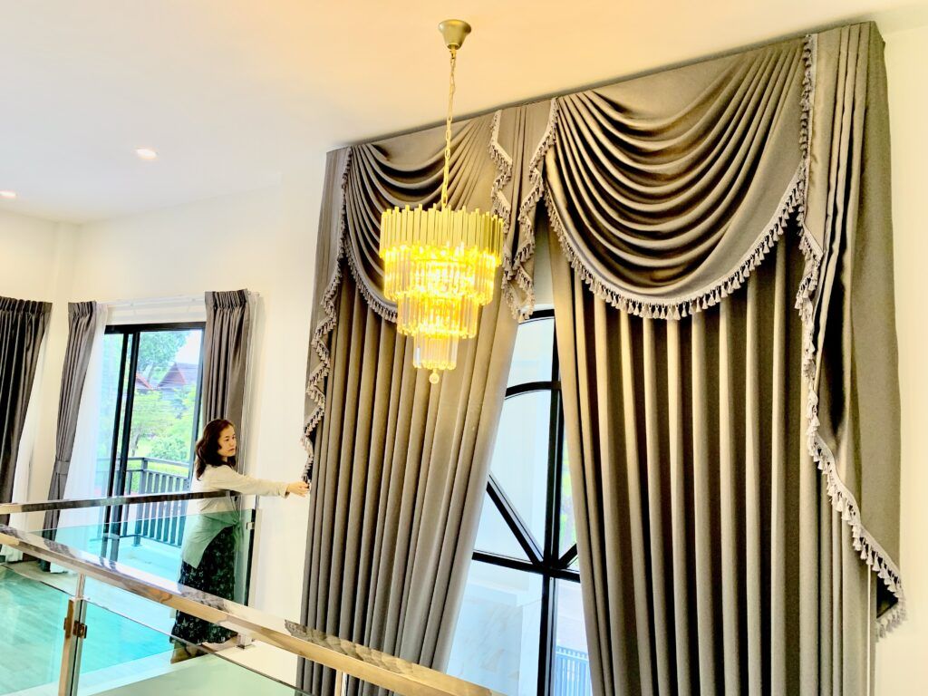 ติดตั้่งผ้า่านแบบหลุยส์กับประตูสูงทางเข้าบ้าน สวยงามสง่า