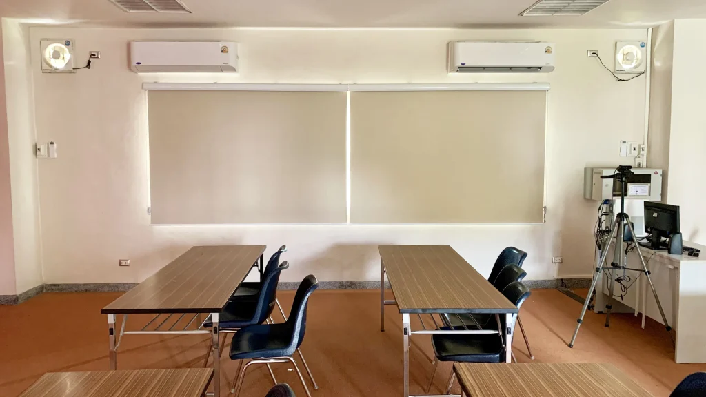 ติดตั้งม่านม้วนห้องเรียนคอมพิวเตอร์